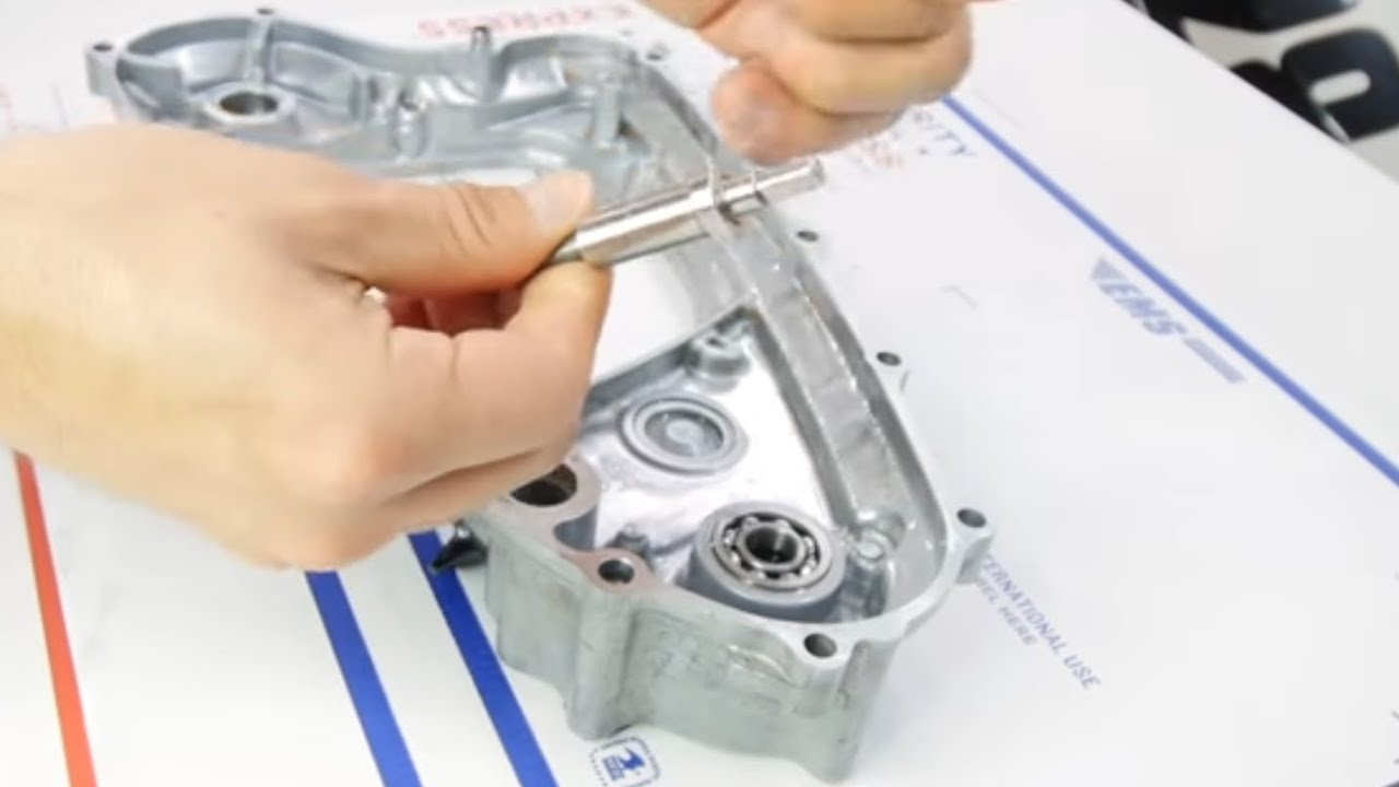 Установка водяного насоса и сборка корзины сцепления для мотоцикла Honda CRF450R 2014 года выпуска.