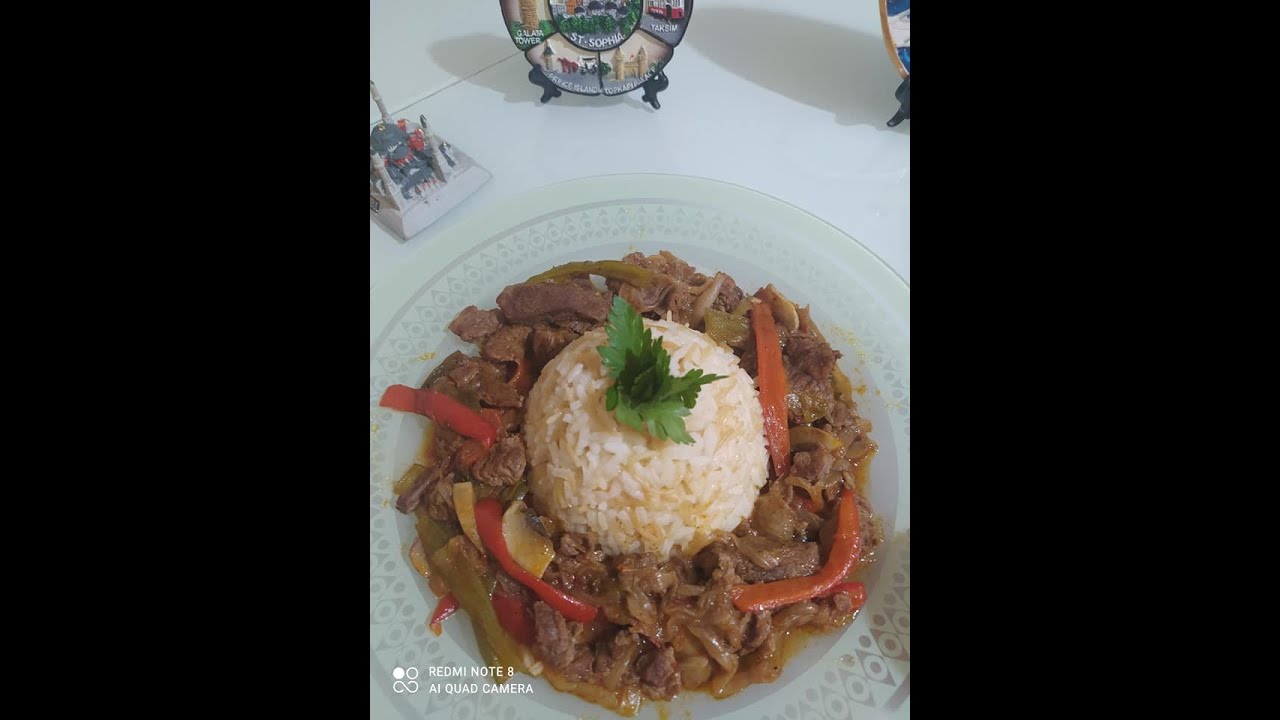 Soupe de lentilles corail turc riz turc à la viande et aux légumes salade de poulet et au noix