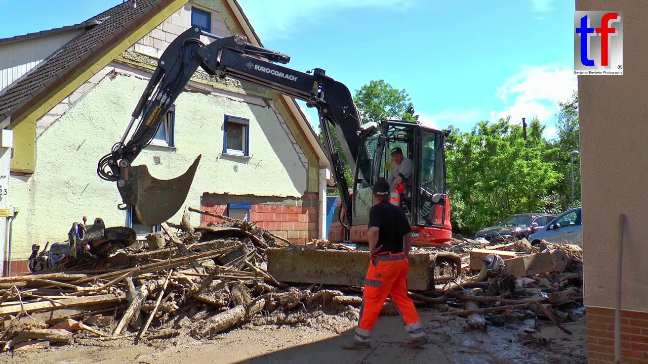 Flooding Desaster / Flutkatastrophe Braunsbach: Minibagger im Einsatz, 31.05.2016.