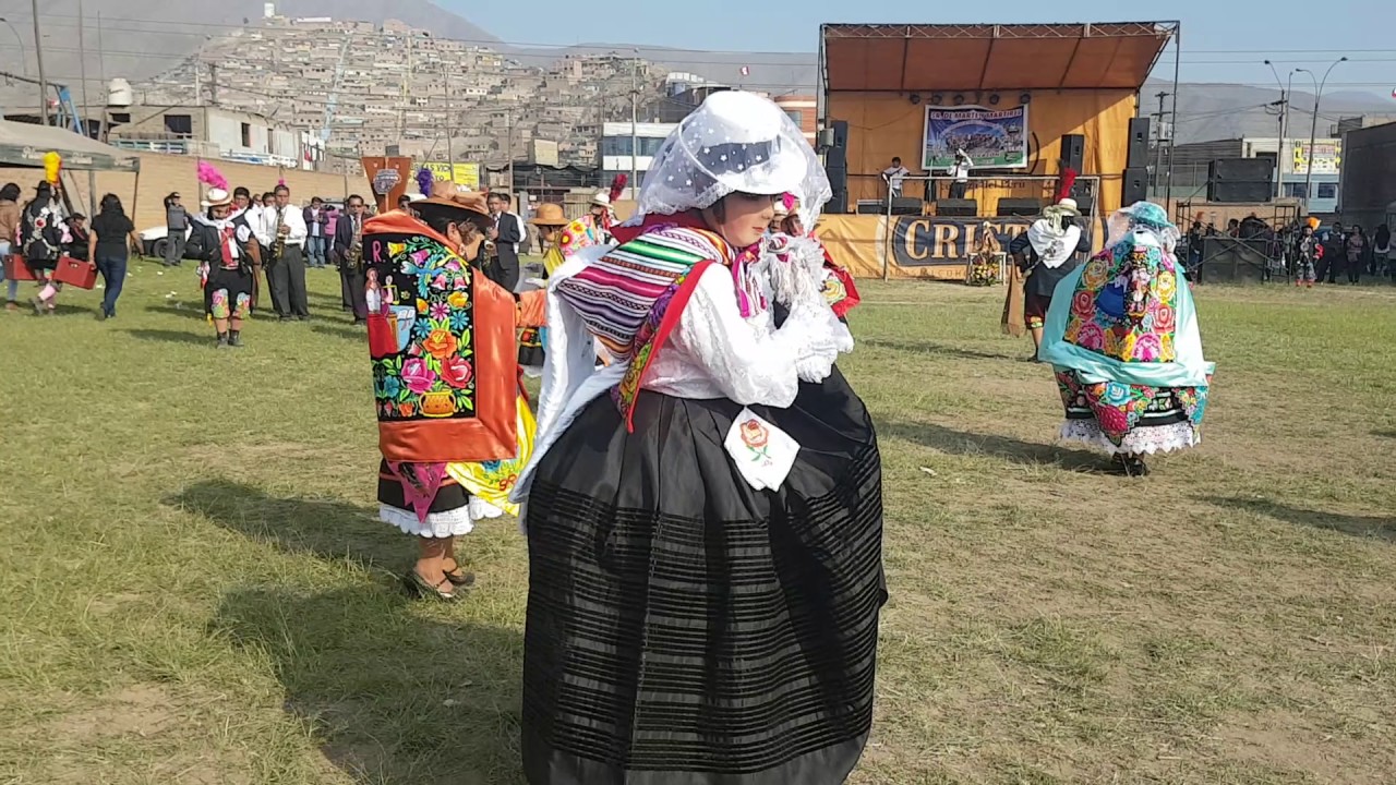 Prosa y elegancia de la jaujinita de ORO Liz espinoza campos