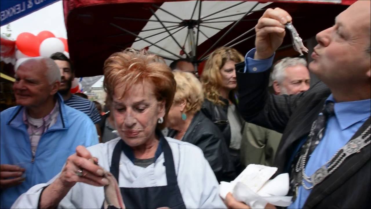 Visvrouw Loes staat 60 jaar op de Leidse markt.  www.leidseglibber.nl