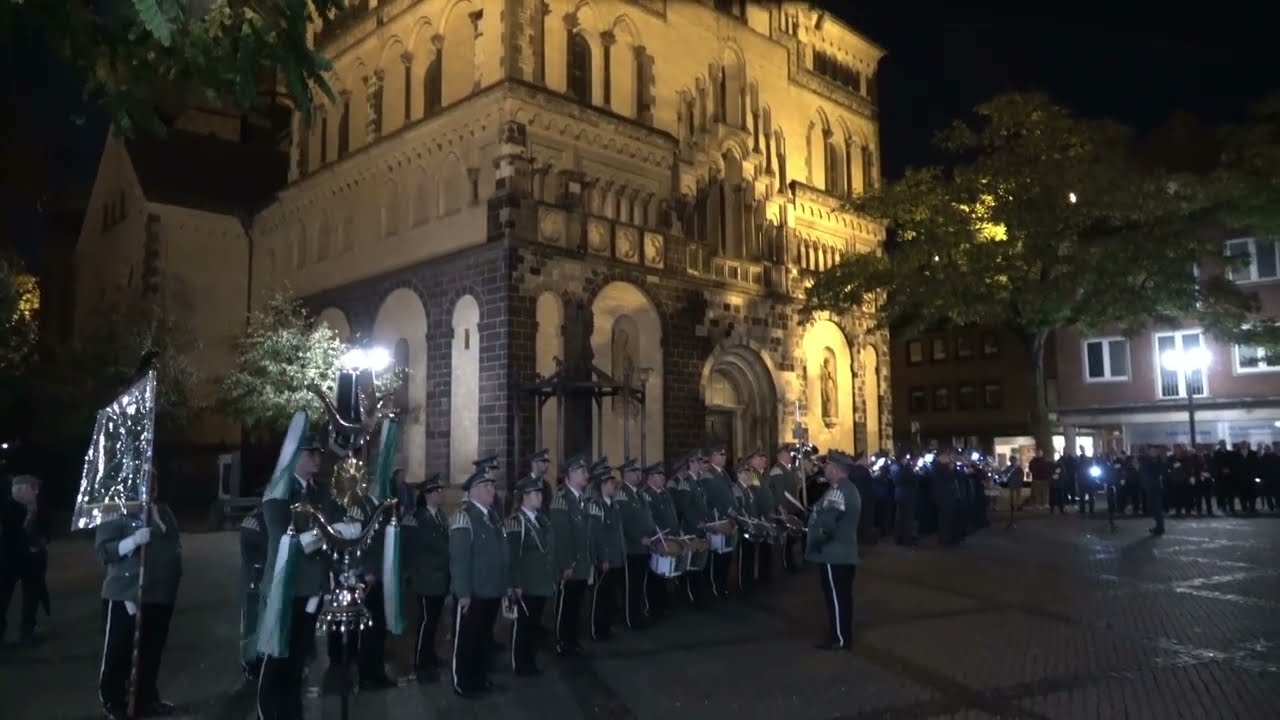 Der Patronatstag der Neusser Hubertuschützen. Der Zapfenstreich vor dem Quirinus Müster (Basilika)