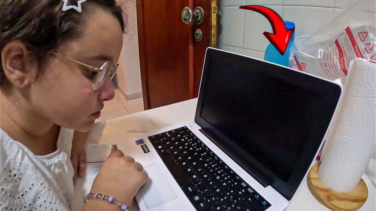 CARINA GANHOU UM COMPUTADOR DA ESCOLA AQUI EM PORTUGAL