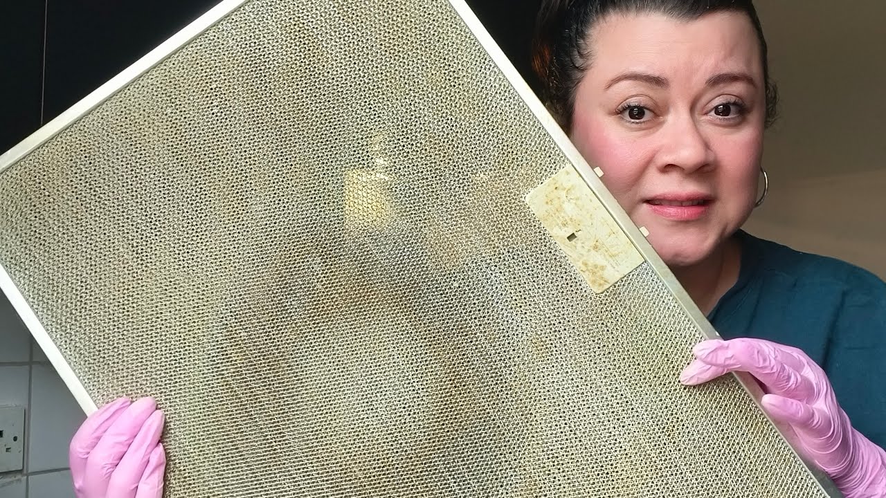 Limpiando este desastre en la cocina 😁