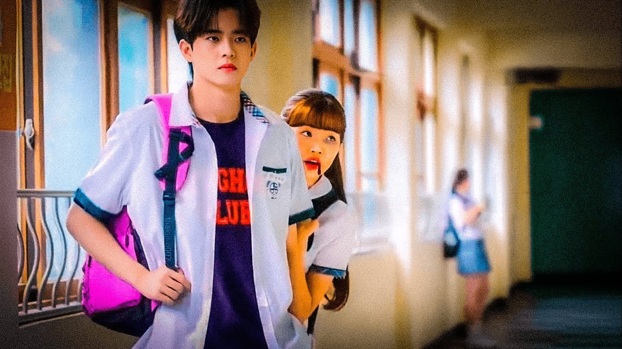 Ela Sofre BULLYlNG mas namora o Garoto Popular da escola que à defende... - Recap