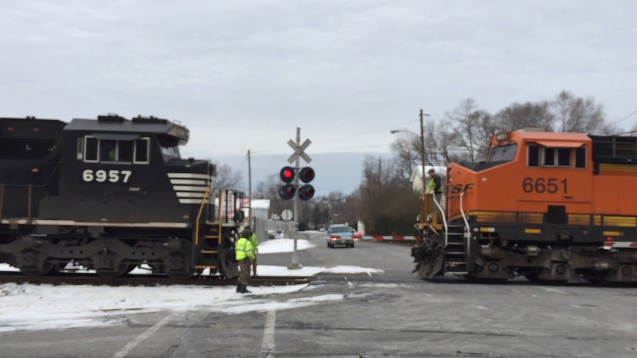 N/S Work Train Pulls 15T with Broken Compressor from Main Line
