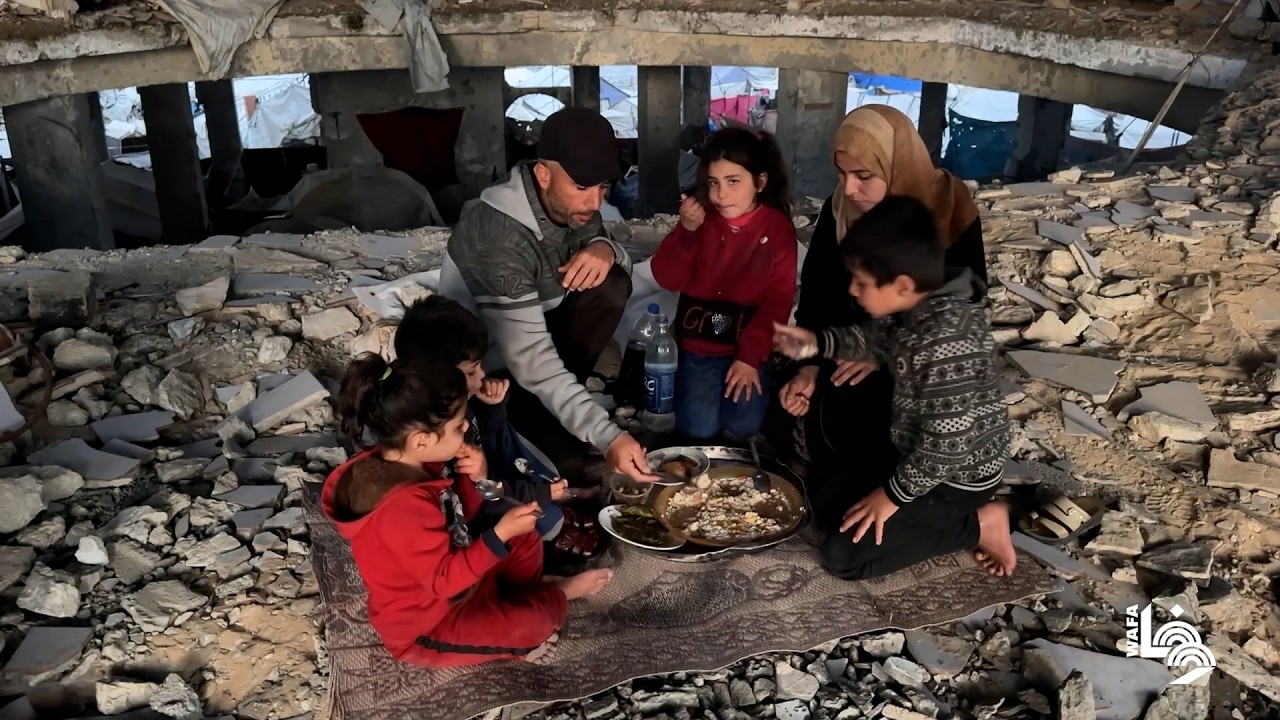 أسرة نازحة من حي الزيتون تتناول إفطار رمضان على أنقاض مسجد الشافعي في منطقة عسقولة شرق مدينة غزة