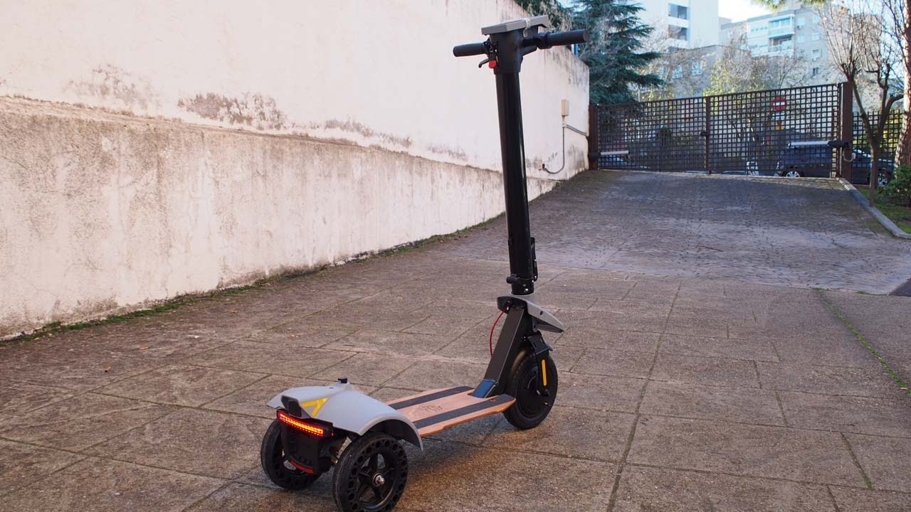 Scooter 3 ruedas Totem LynX esperando a Vicesat