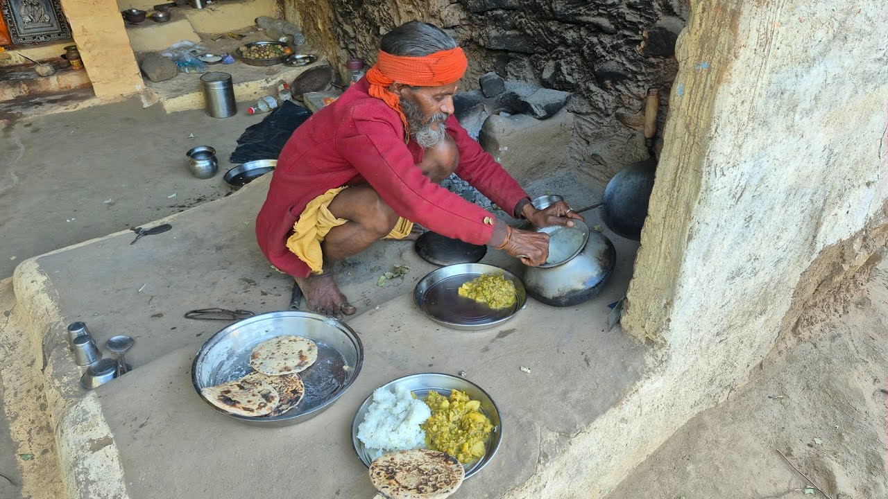 सिद्ध संत की गुफा के नीचे रामरोट और जंगली साग की भोजन प्रसादी
