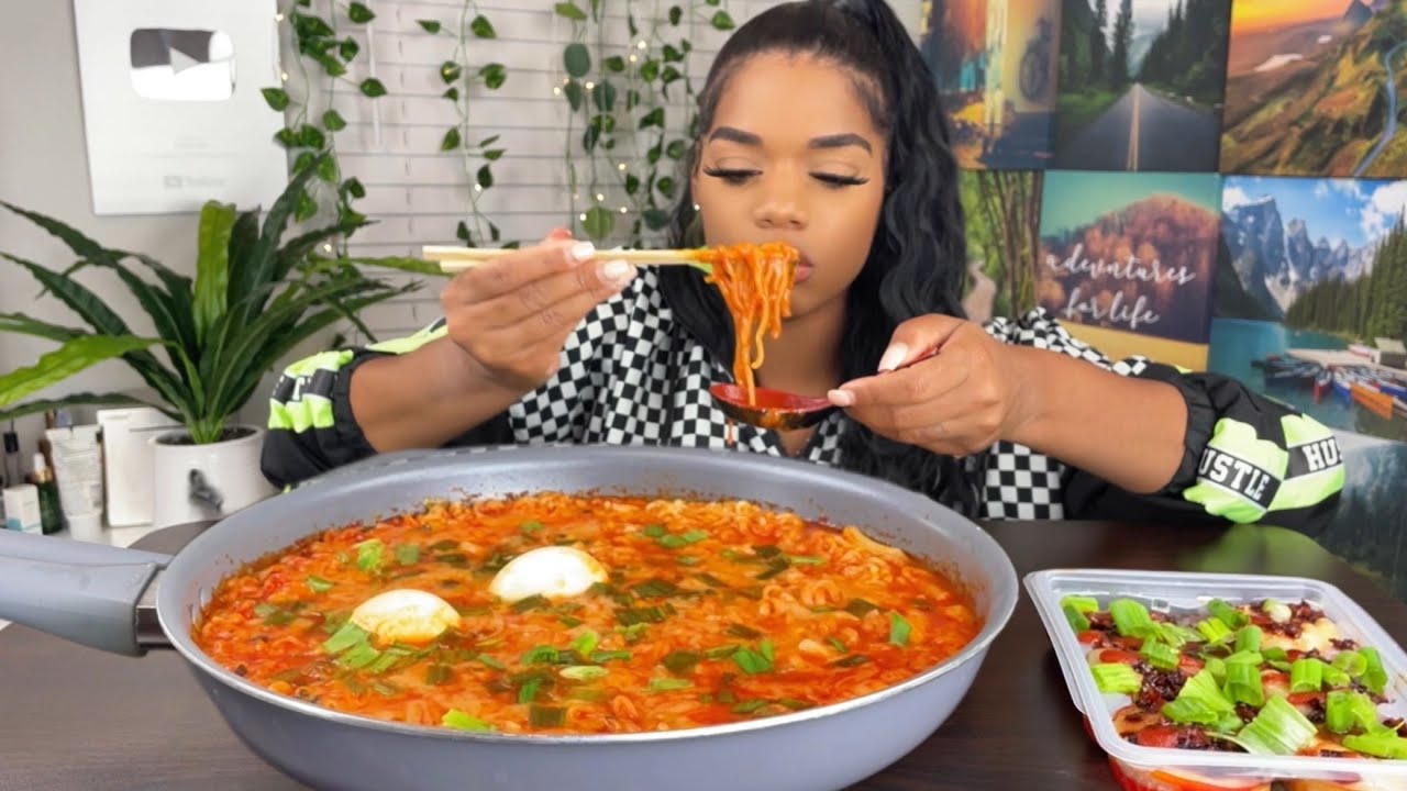 Tteokbokki Mukbang ( SPICY KOREAN RICE CAKES ) Mandela effect