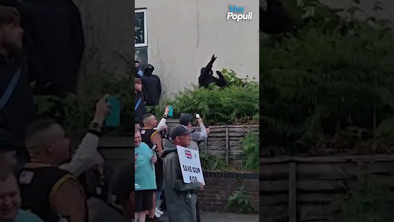 Полиция защищает дом Викрума Дигваса из кирпичей - Генри Новак