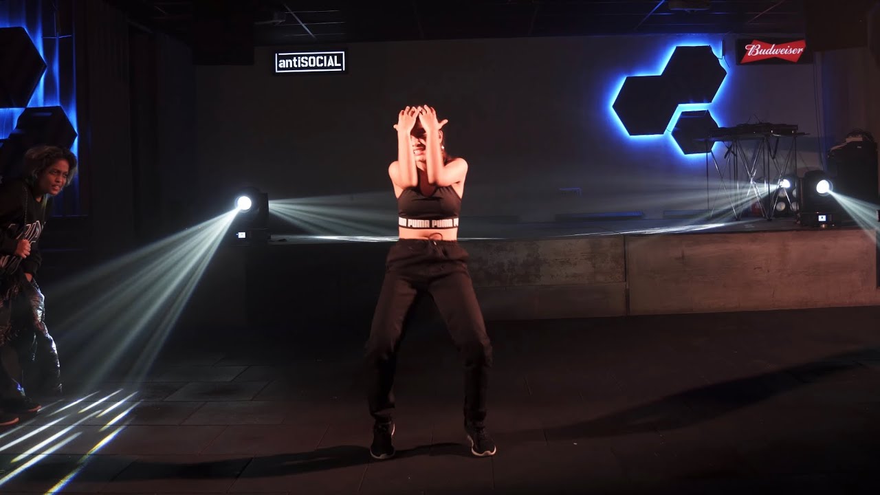 COLOU ft. Yashashree Jadhav Addictive Performance | SkyBoy TV