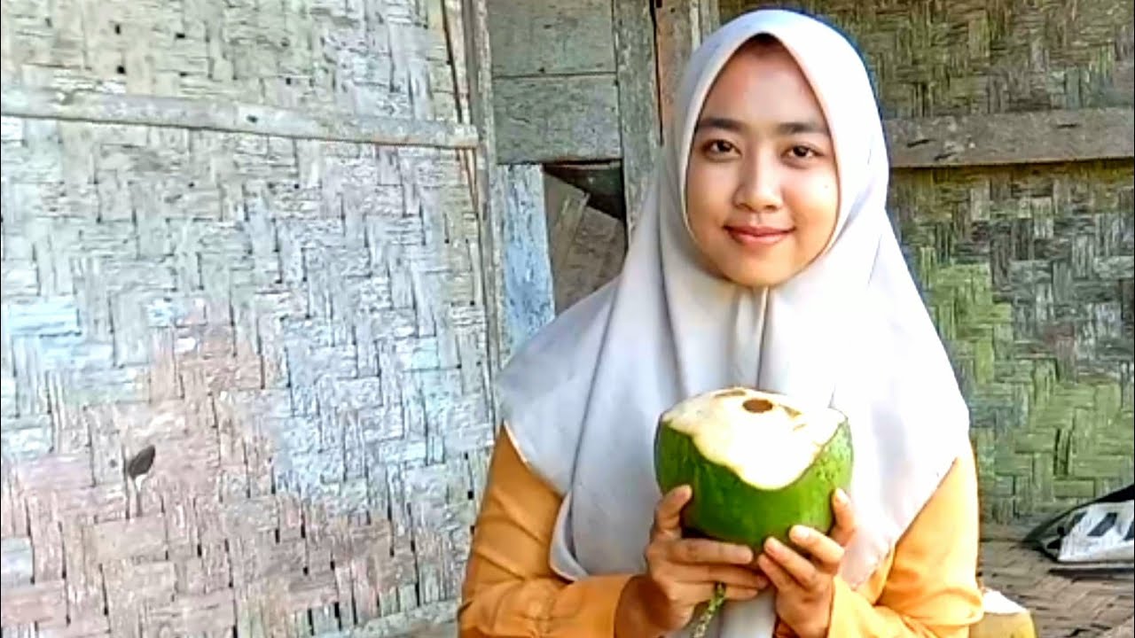TERPESONA !! Jumpa Neng Dila Primadona Desa Minum Air Kelapa Muda
