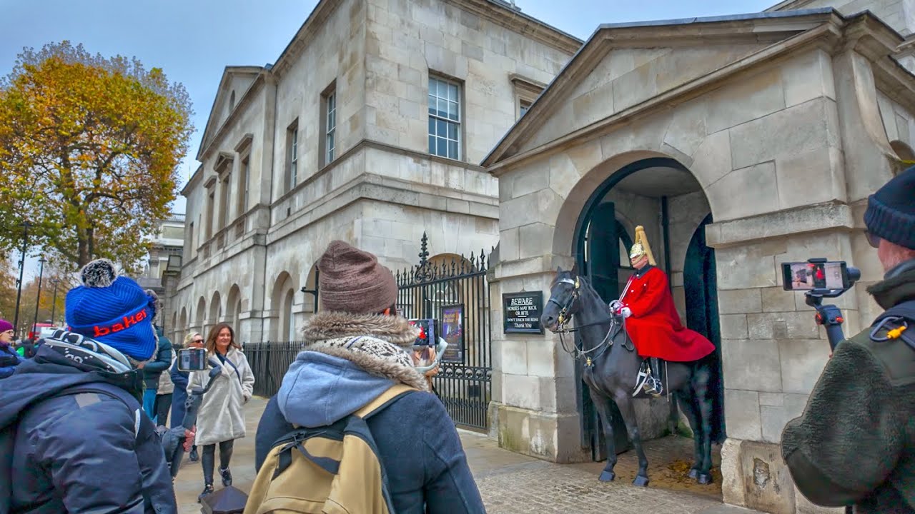 London Winter Walk 🇬🇧 The King’s Guard & Horses, Christmas Market/Street Food & Big Ben 🎄 4K HDR