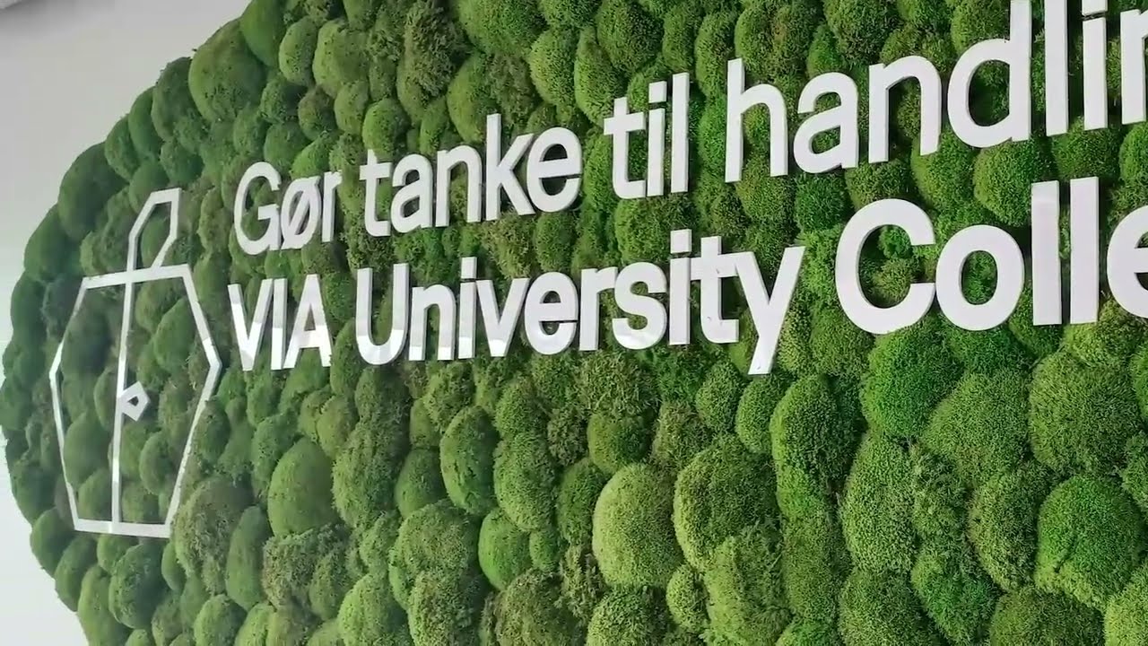 Mosvæg med logo fra Jydsk Planteservice | Mosvæggene er produceret i Danmark