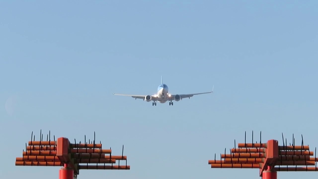TUIfly Boeing 737 landing at Lille Airport