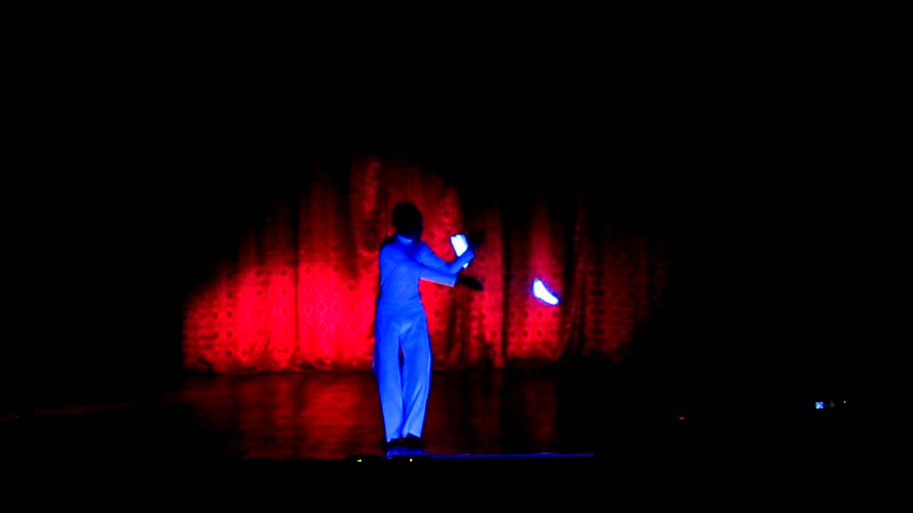 Mel: Led poi.