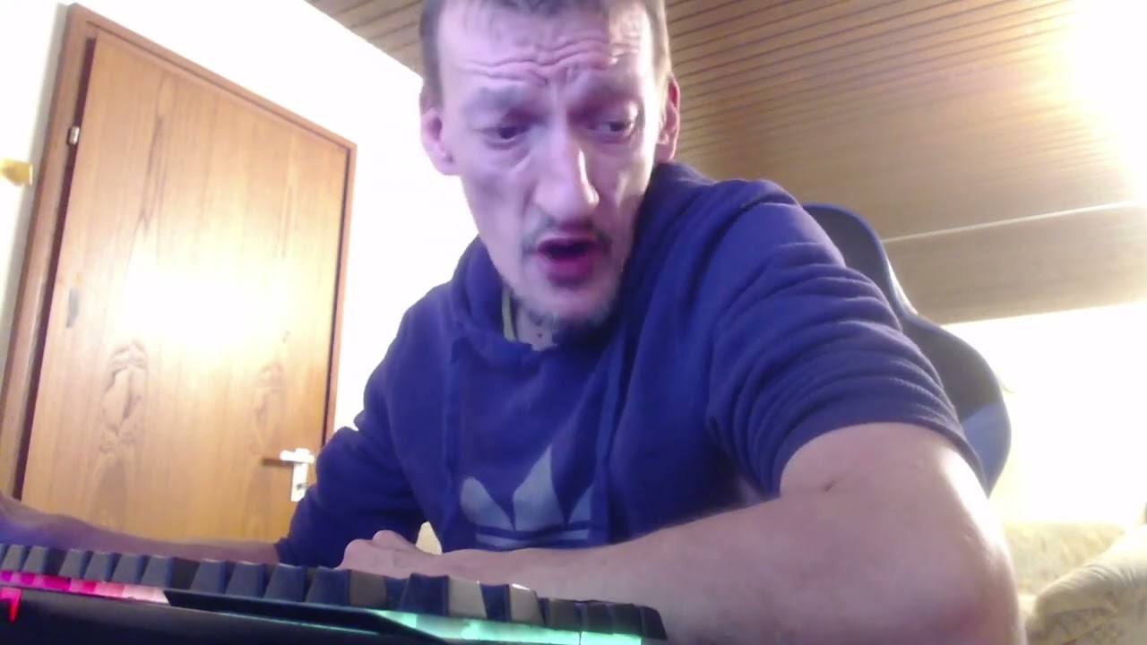 Gay Gerd putzt sich den Samen vom Gammelmaul