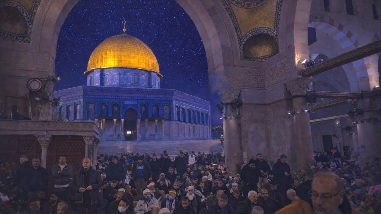 “Thousands of Worshippers Gather at Al Aqsa Mosque for Fajr Prayer | A Powerful and Emotional Scene