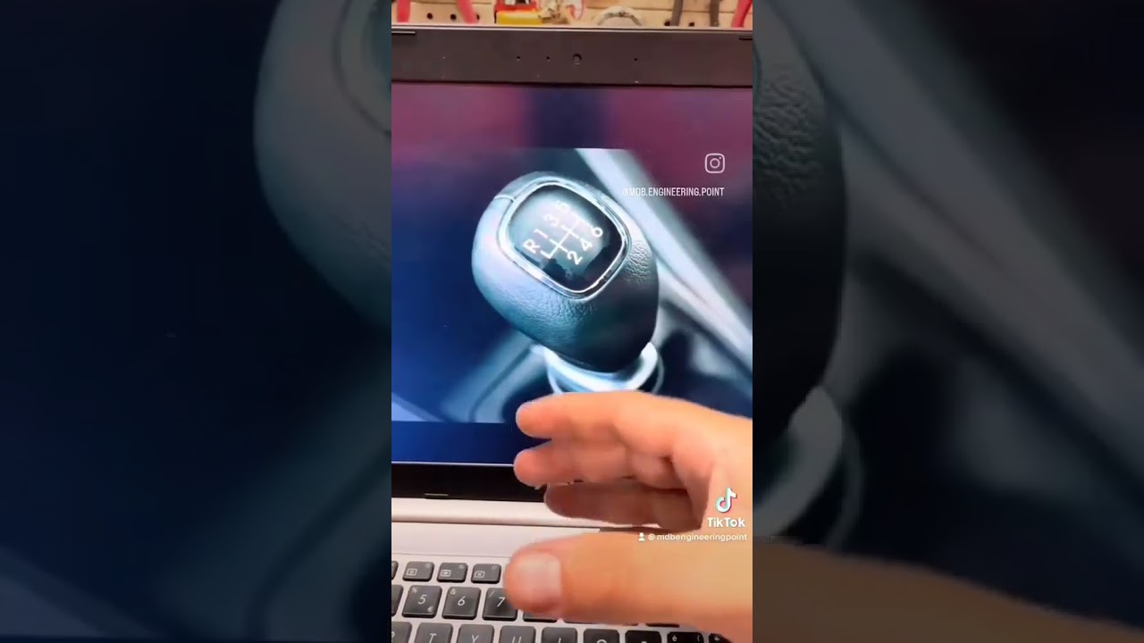 Fermare la macchina con la marcia inserita o a folle