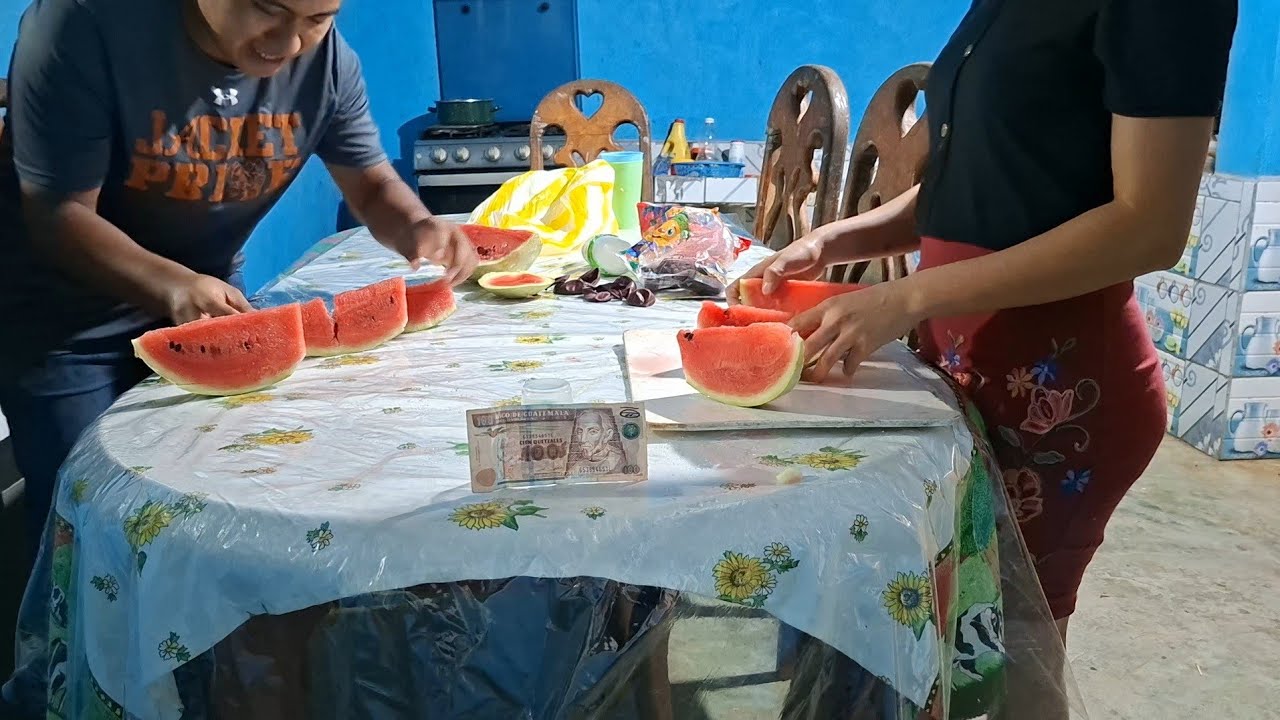 RETÉ A Mi Novia Quien Se Coma Mas Rápido La Sandia GANA 100$🤑 Sin Usar Las Manos😱