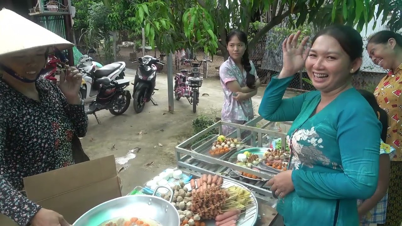 Vừa Đẩy Xe Buffet Xiên Que Chiên Ra Đầu Ngỏ Khách Vây Lại Chon Mua Chiên Không Kịp Bán\DD ĐQ#750