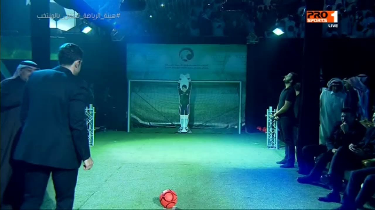 محمد هنيدي يتفوق على أساطير الكرة ويسجل في مرمى الحارس الآلي