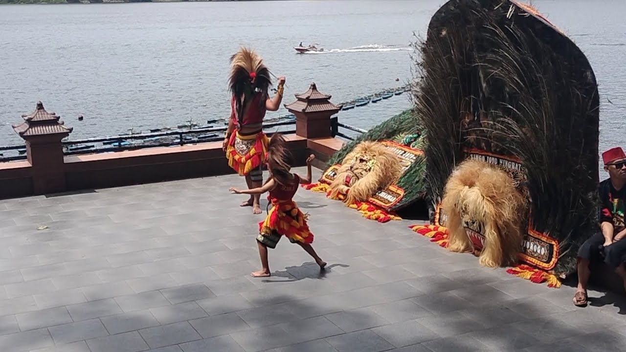 KEREN BANGET BUJANGGANONG YOSSIKA KENTOS PENTAS DI TELAGA NGEBEL