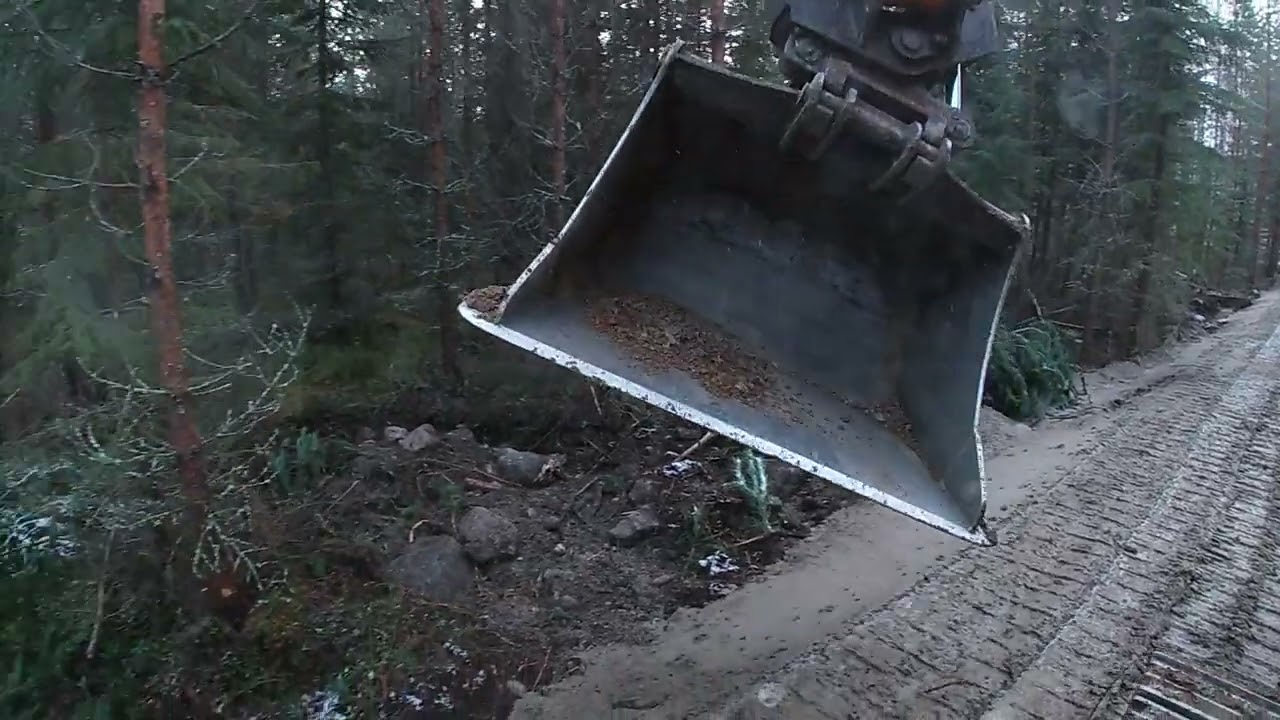 Tierungon tasausta ja polkemista.. Hitachi 130