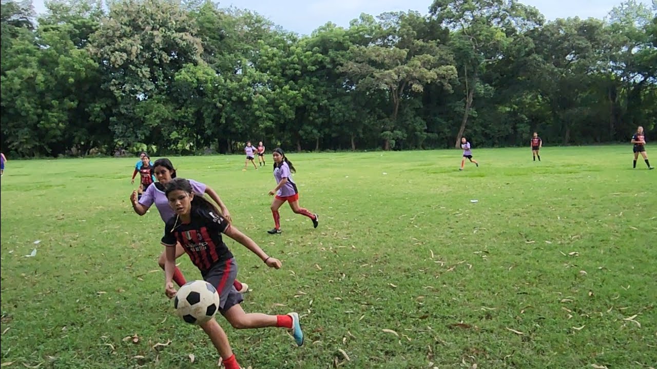 la niña Gachi con 13 años de edad vuelve a Acer magia con el balón en el pie😍primer tiempo