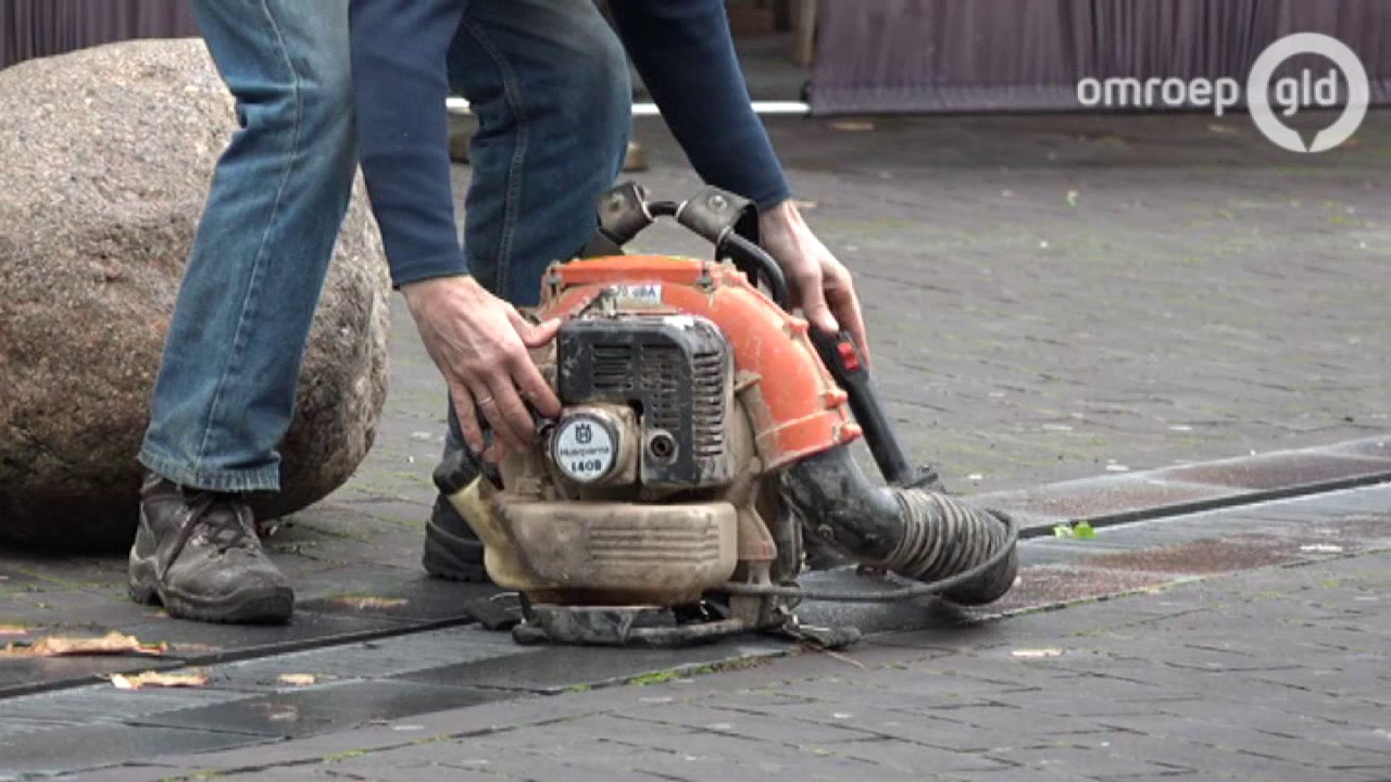 Boeren maken uit protest rotzooi van Raadhuisplein in Barneveld