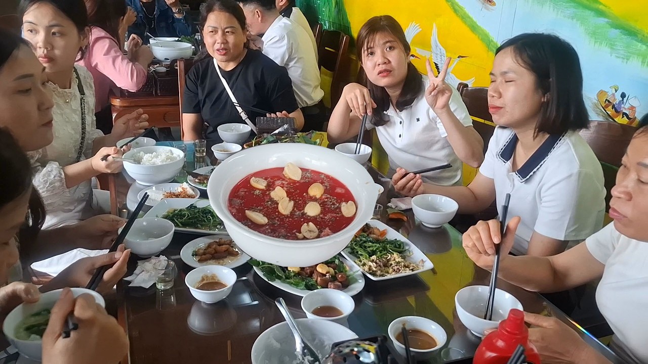 Du Xuân Trải Nghiệm Ẩm Thực Tiết Canh Dê Cho Đỏ Như Mùa Xuân | Quach trinh tv.
