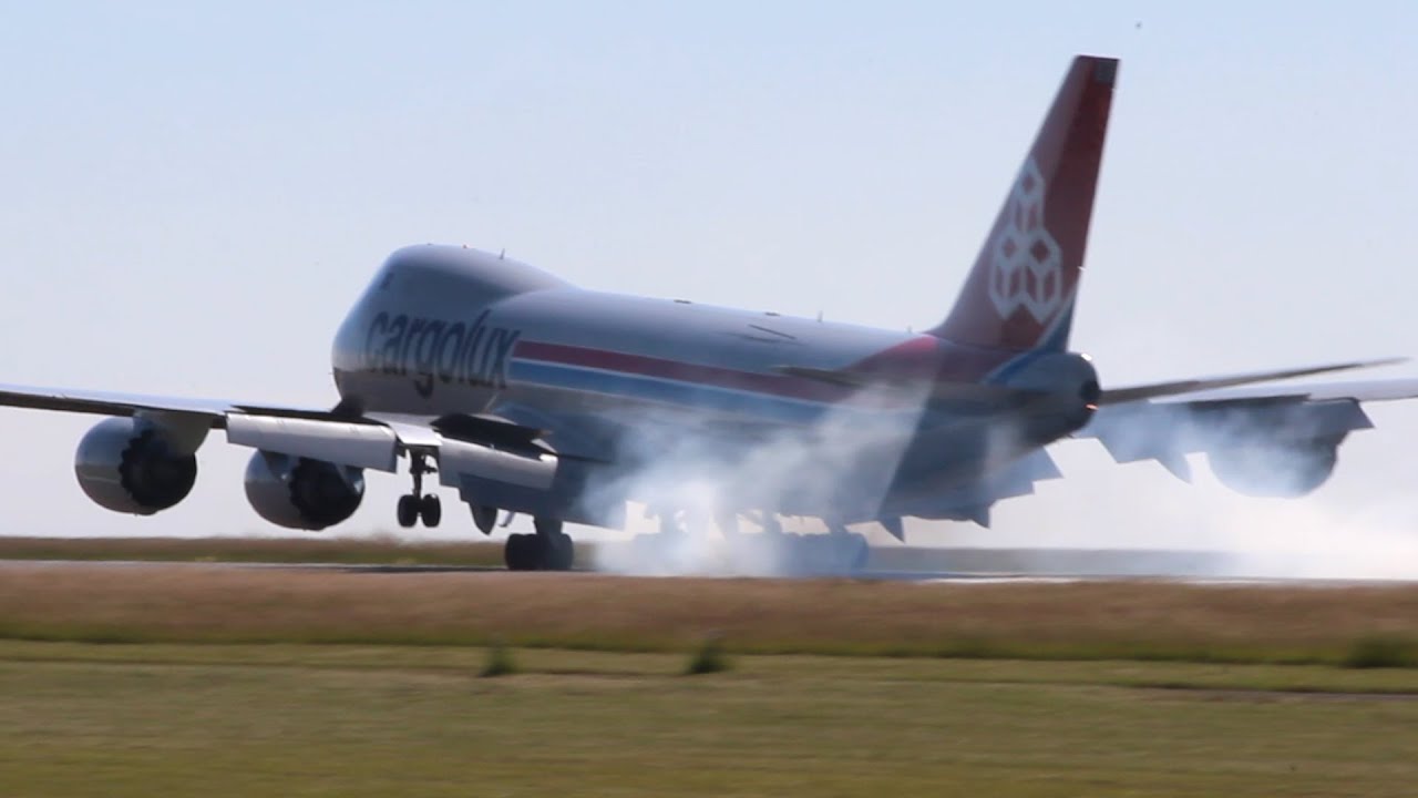 Cargolux 747 8F landing in Luxembourg on runway 06 [Full HD]