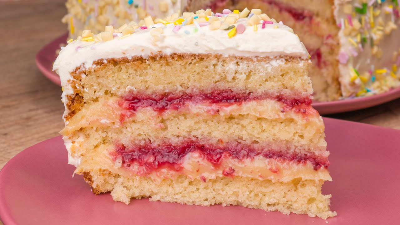 BOLO DE BRIGADEIRO BRANCO COM GELÉIA DE MORANGO - 1000 RECEITAS | Cook'n Enjoy 1000