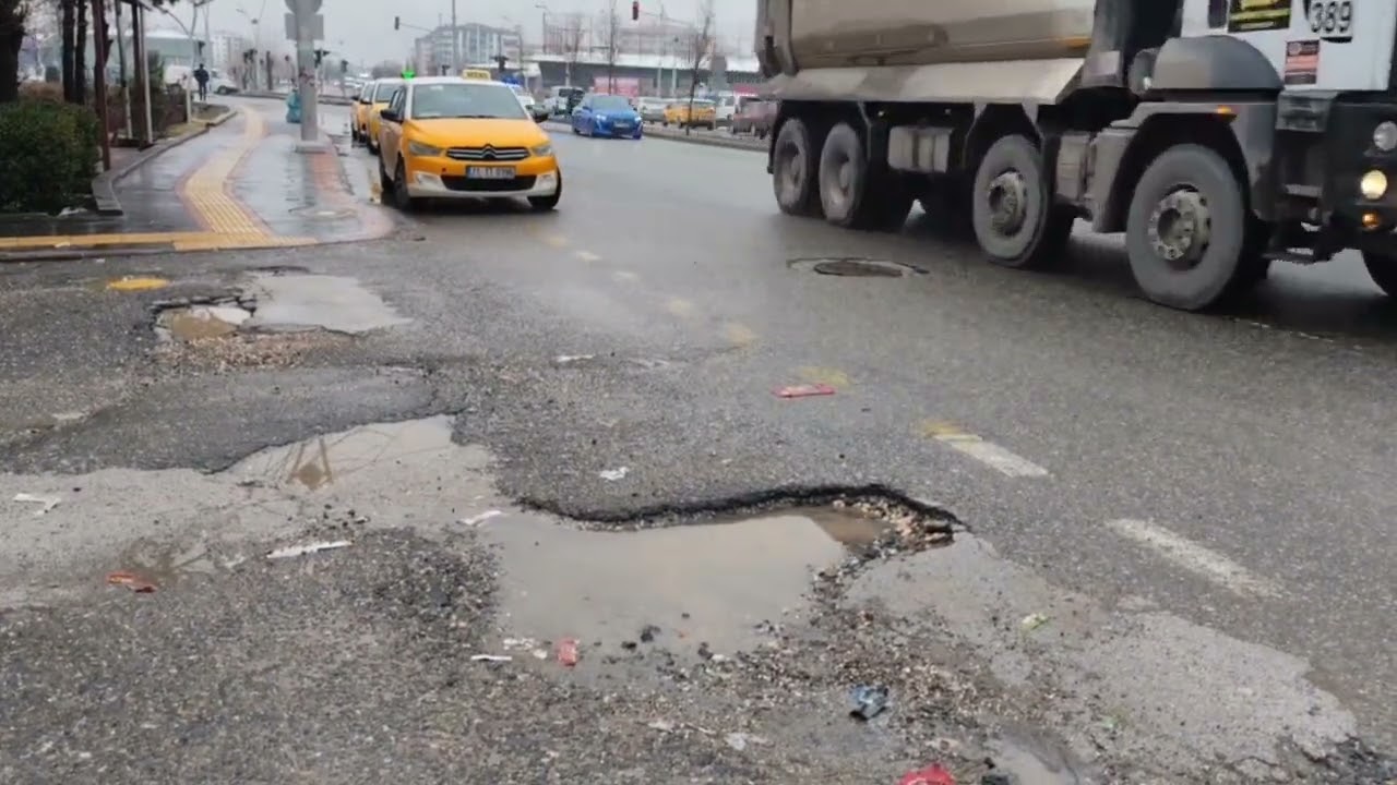 Diyarbakır'da kar sonrası yollar felç: Araçlar zarar görüyor