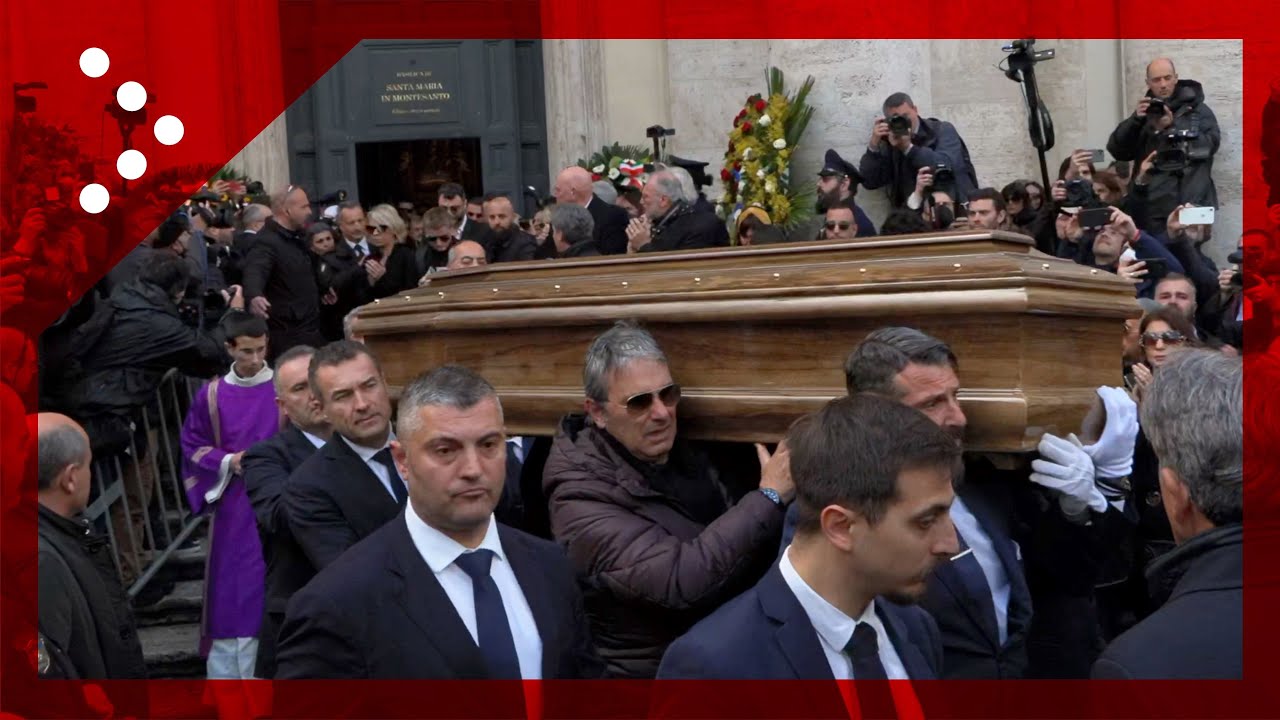 Funerali di Maurizio Costanzo, sigla MCS per l'uscita del feretro: la commozione di Maria De Filippi