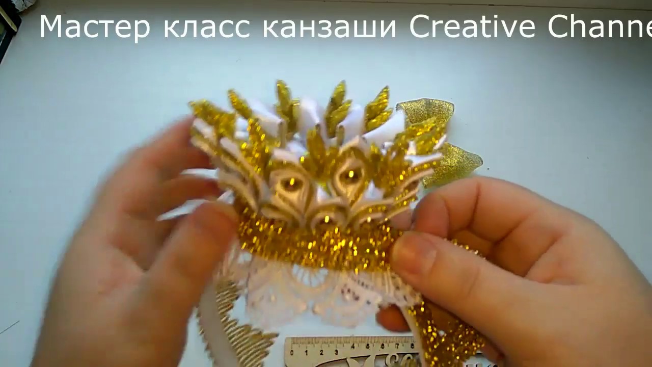 Золотая корона из парчи с бусинками и бантом в стиле канзаши.