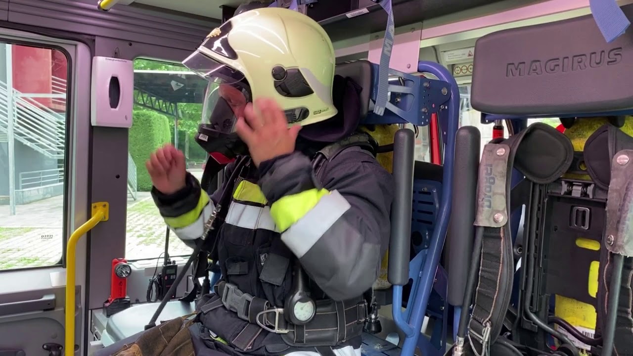 Atemschutzgerät auf der Anfahrt anlegen und Funktionsprüfung / Indossare l'autorespiratore