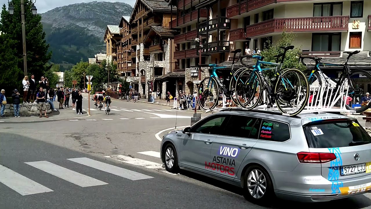 Aflevering 2, motorvakantie 2021 in de Franse Alpen. Toeschouwer bij een wielerwedstrijd.