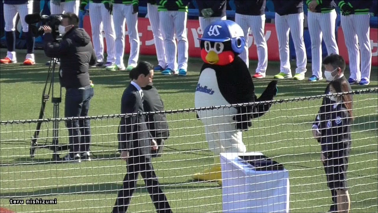 つば九郎カメラマンにイタズラ(笑)２０２１年ヤクルト日本一に超ご機嫌のようです(笑)