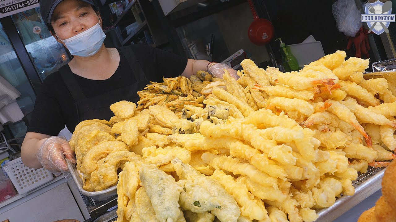 Чистые и разнообразные корейские закуски (ттокбокки, рыбный пирог, темпура) / корейская уличная еда