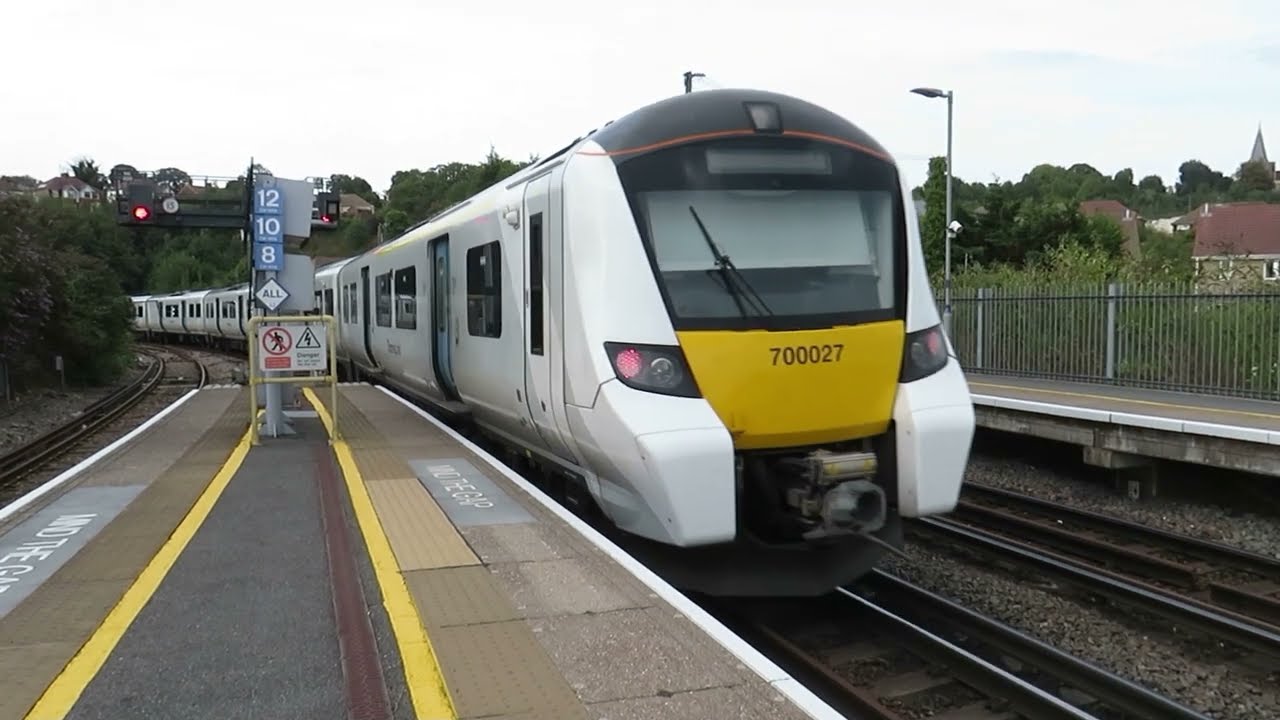 Trains at Strood | Southeastern Highspeed, Southeastern & Thameslink