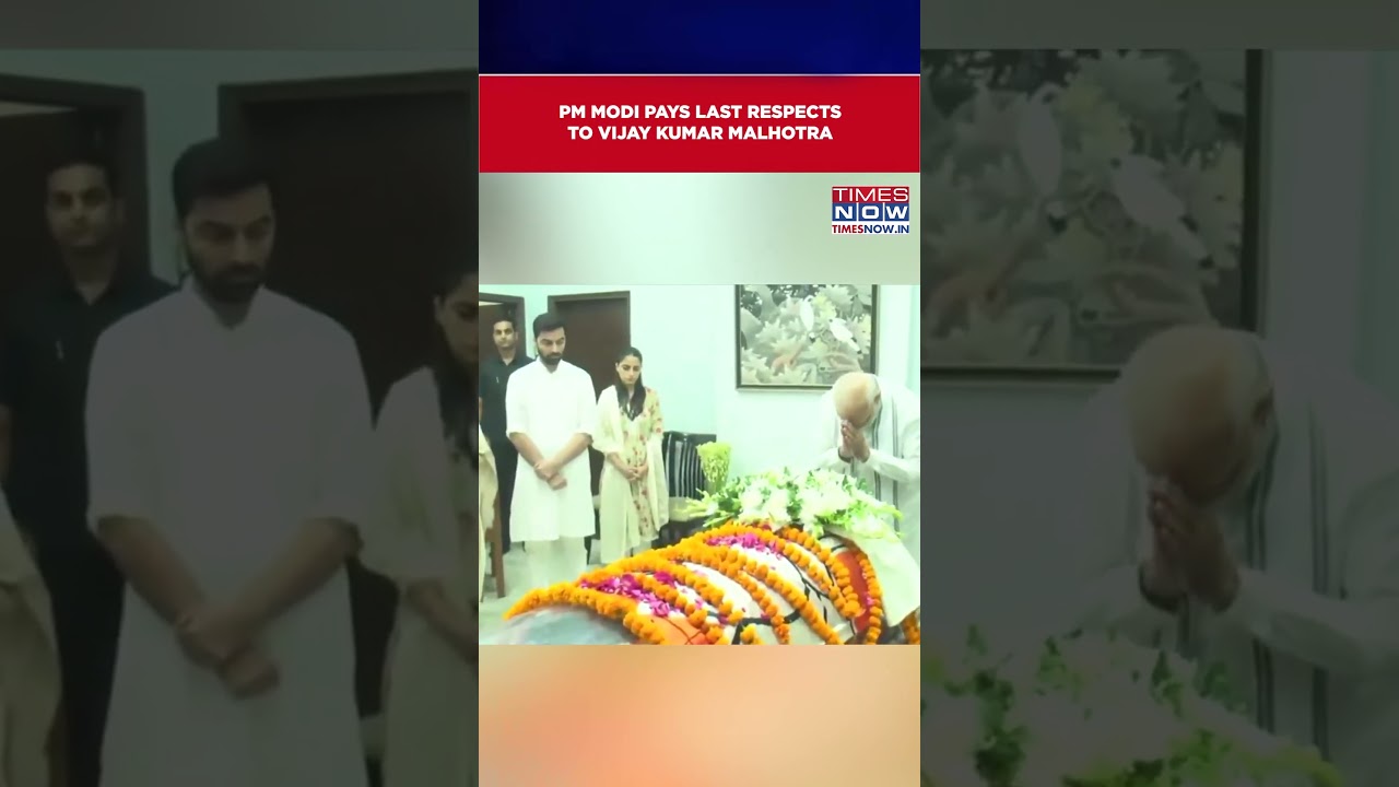 PM Modi Pays Last Respects To Senior BJP Leader Vijay Kumar Malhotra, At His Residence #shorts