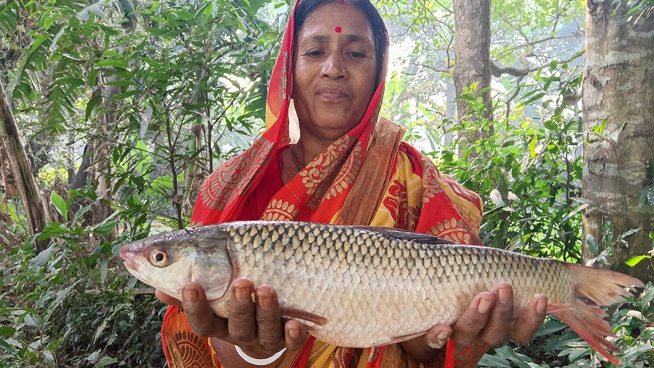 “এত বড় মৃগেল মাছ! খেতের তাজা ফুলকপি দিয়ে মায়ের হাতের গ্রাম্য ঝোল | দুপুরে জমিয়ে খাওয়া 😋🐟🍛”