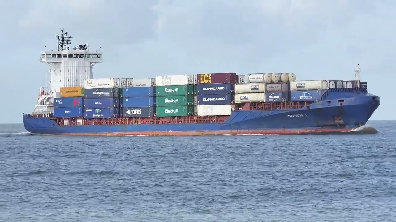 Volgeladen containerschip PEGASUS J via de Nieuwe Waterweg naar de Waalhaven in Rotterdam 9-11-2025