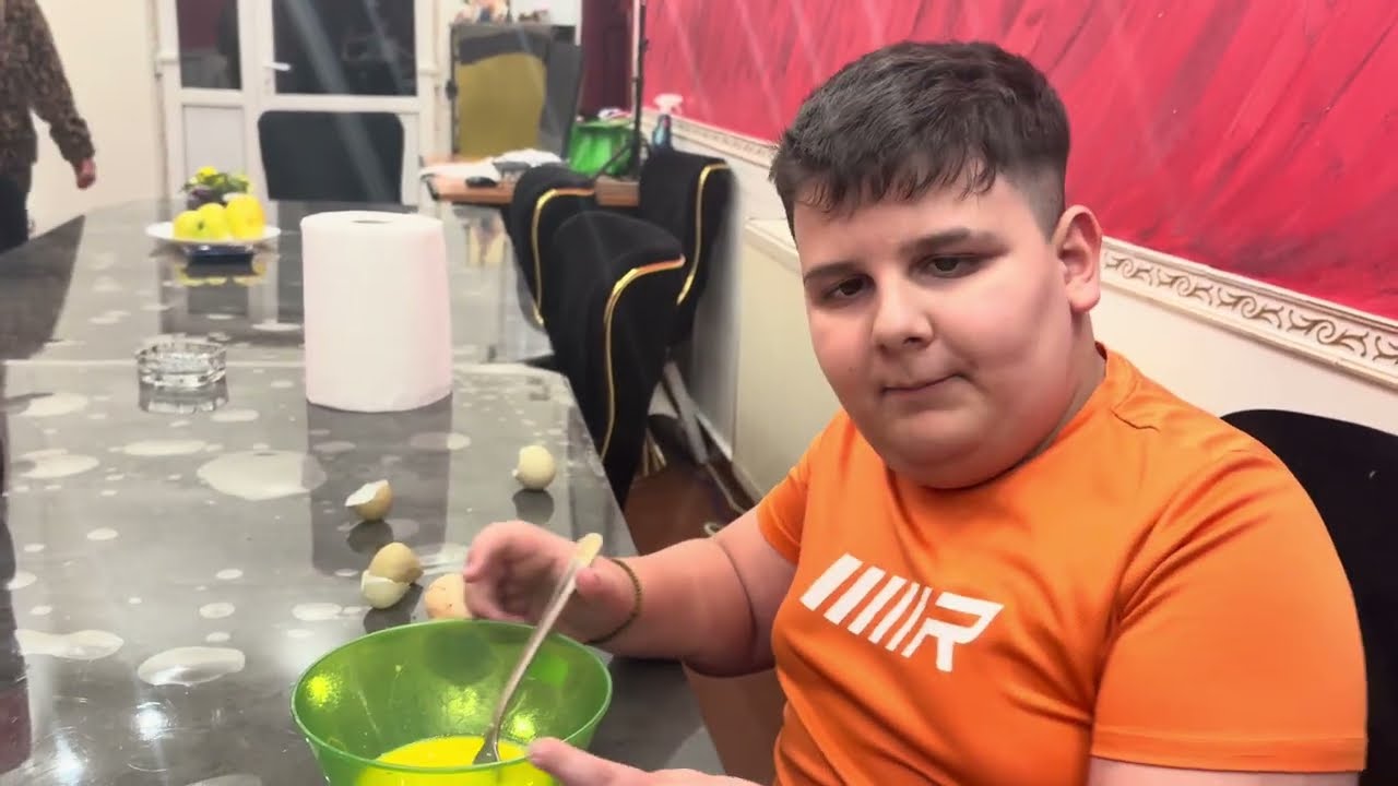 Leonardo inpreuna cu Albina pregătesc  omletă !