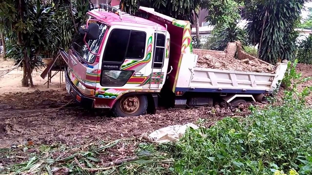 รถดั้ม 6 ล้อ ติดหล่ม Trucks Thailand