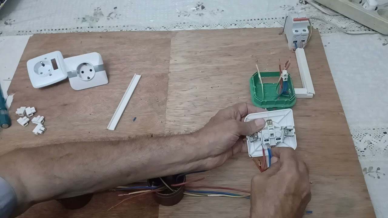 INSTALLATION DE TROIS PRISES ÉLECTRIQUES