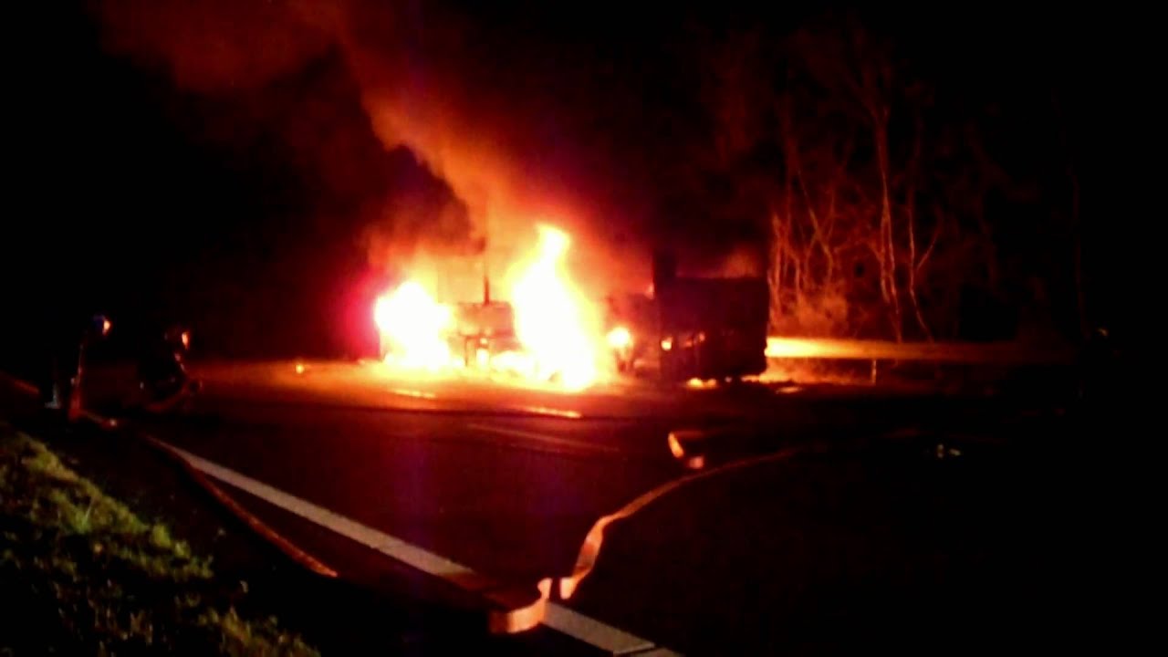 Brandweer Wieringen/Wieringermeer -  Prio 1 A7 L 56,2 WIERINGERWERF Vrachtwagenbrand WRG846 WRM841