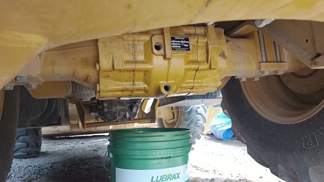 Como trocar óleo do diferencial traseiro da retro escavadeira cat 416